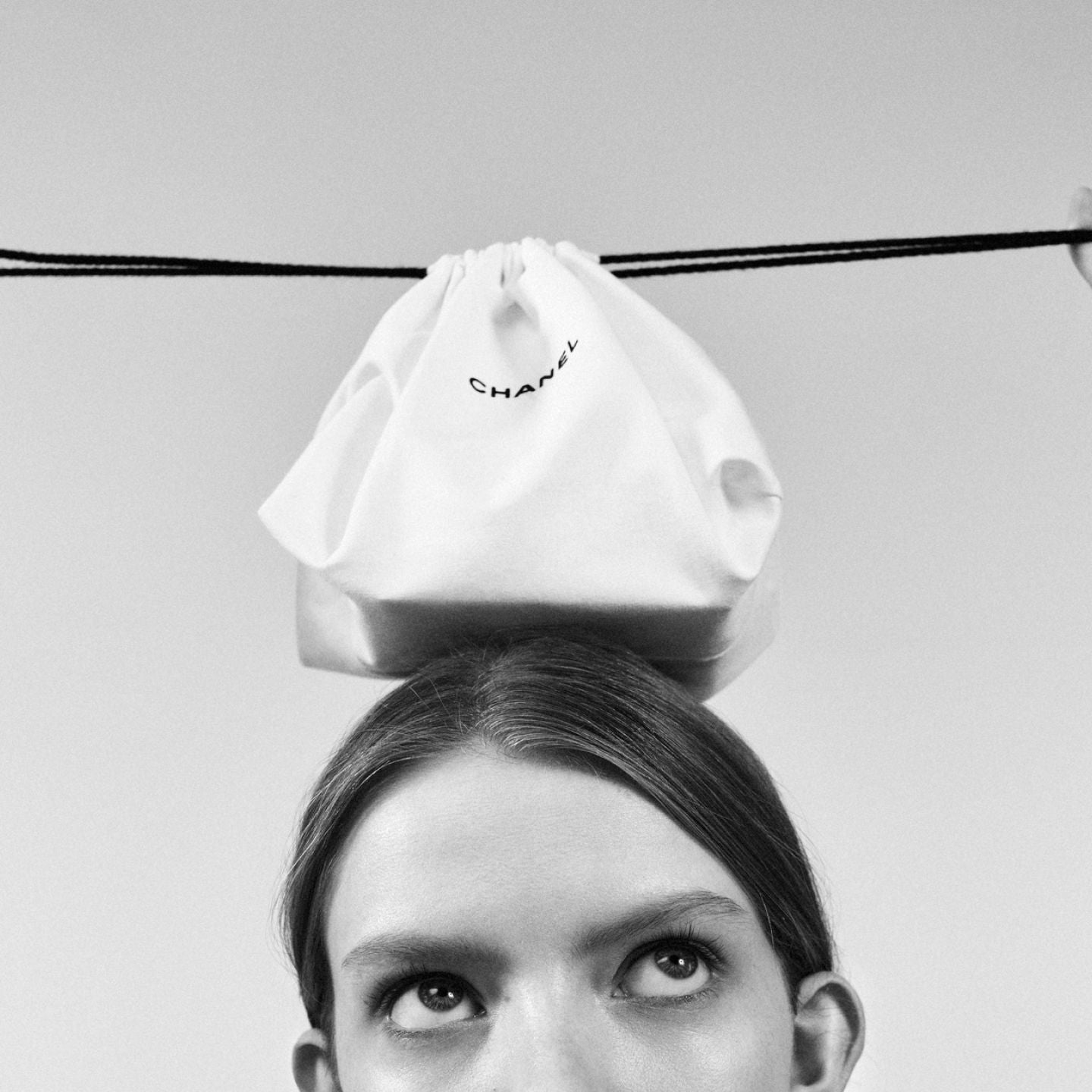 CHANEL BAUME ESSENTIEL MULTI-USE GLOW STICK HIGHLIGHTER - GOLDEN LIGHT, 8g